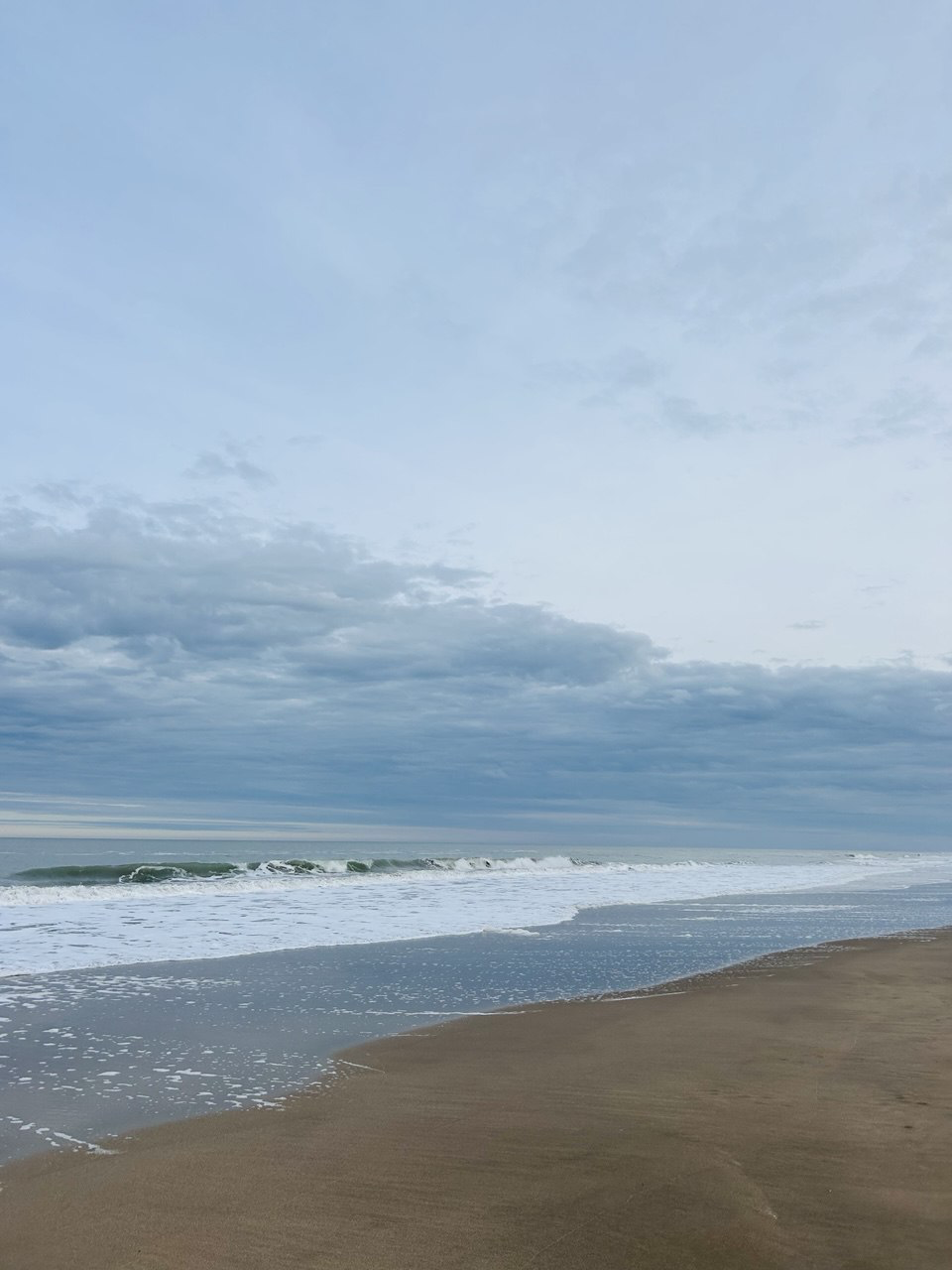 Olas y arena en la costa atlántica de Cariló