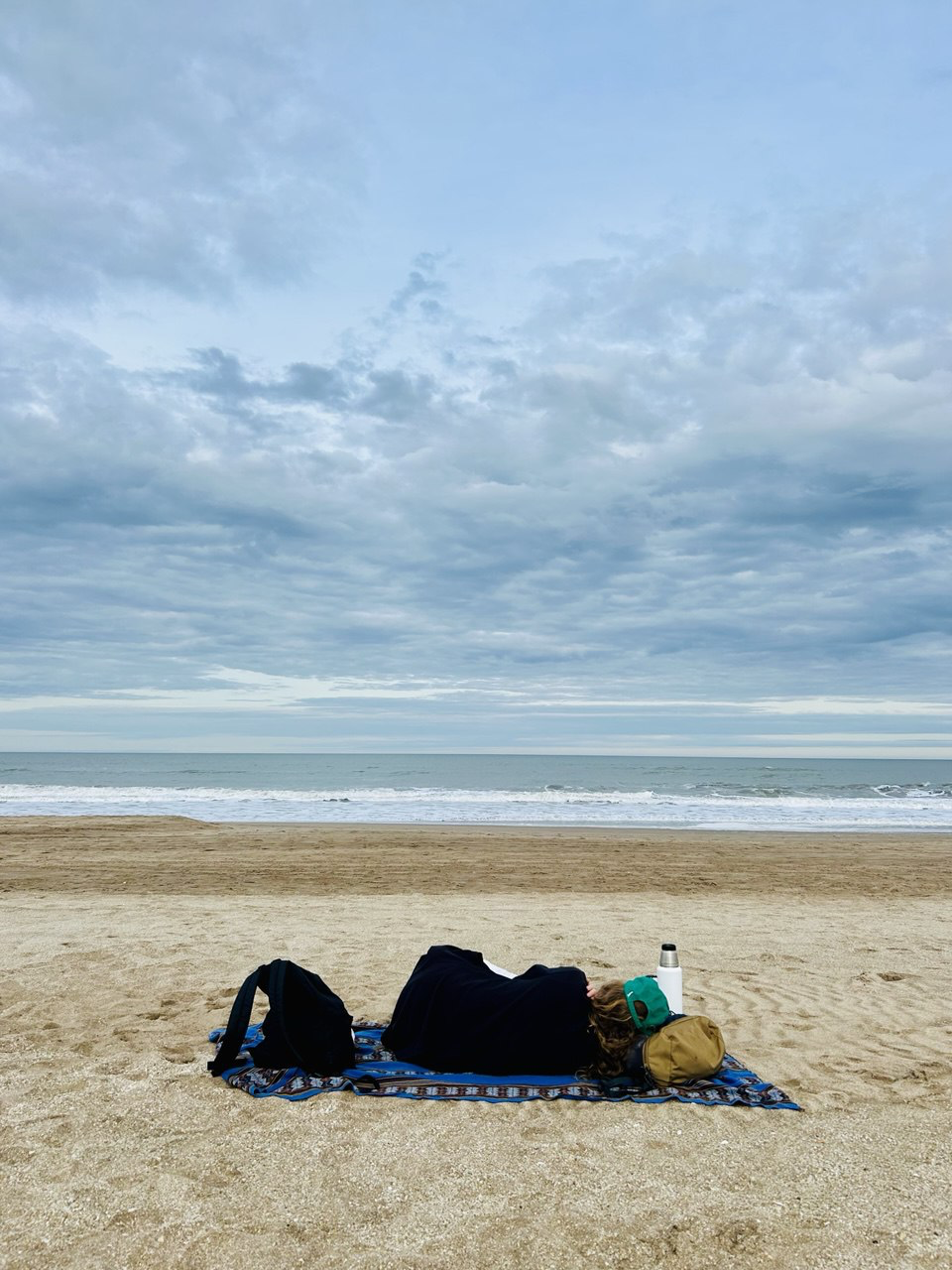 Momento de relax con manta en la playa de Cariló