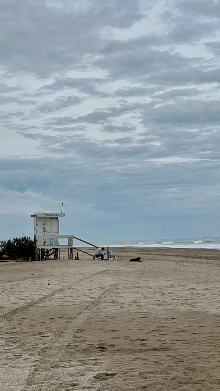 Torre de salvavidas en la playa de Cariló, costa atlántica