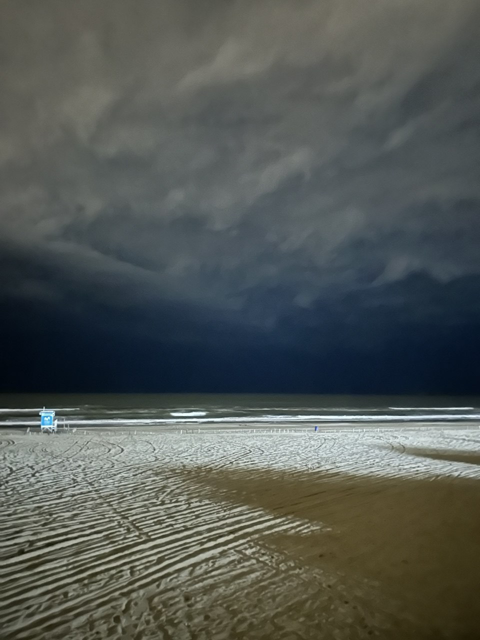 Playa de Cariló durante tormenta con cielo dramático en el Atlántico