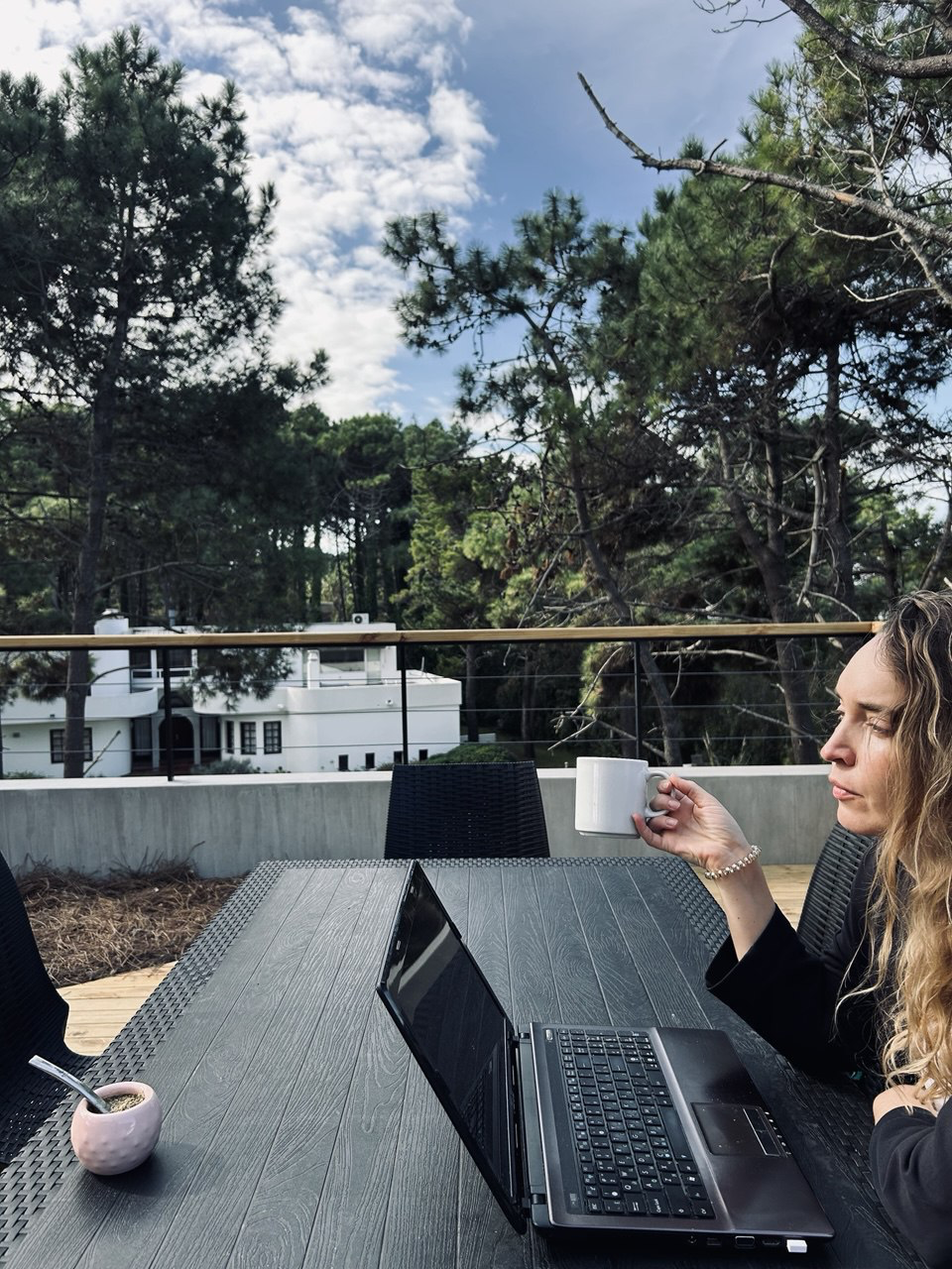 Espacio de trabajo remoto en terraza con vista al bosque en Cariló